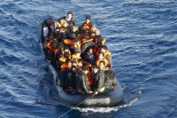 Επιχείρηση διάσωσης προσφύγων που παρασύρθηκαν από τα κύματα