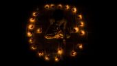 Ινδία: Iερέας «θάβεται» και περιβάλλεται με φωτιά ως τελετουργία για να τερματίσει την πανδημία (vid)