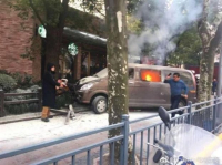 Φλεγόμενο φορτηγό έπεσε πάνω σε πεζούς στην Σαγκάη