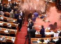 Αλβανία: Καπνογόνα στη Βουλή
