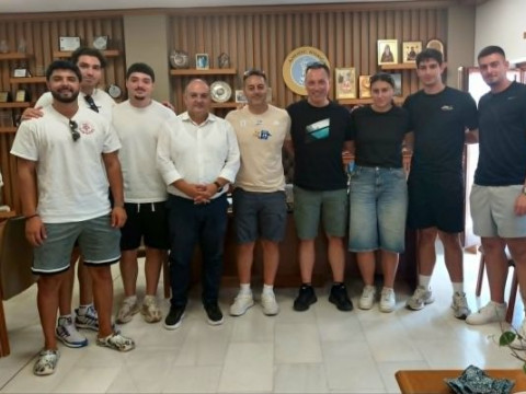 Ο Ομοσπονδιακός προπονητής Αλέξανδρος Παυλίδης και η δυνατή ομάδα ριπτών του Κιλκίς