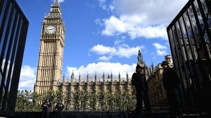 Η βρετανική κυβέρνηση προετοιμάζεται να επανεξετάσει την περικοπή των επιδομάτων αναπηρίας