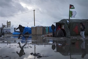 Στο εδώλιο ως «διακινητής» Βρετανός που έβγαλε 4χρονη από τη «ζούκλα του Καλαί»