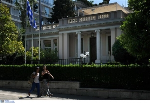 Διαψεύδει η κυβέρνηση τα περί πρότασης Σόιμπλε για πεντετές Grexit