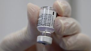 Η Pfizer θα υποχρεώσει τους εργαζομένους να εμβολιαστούν