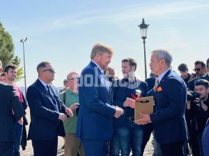 Επίσκεψη βασιλικού ζεύγους Ολλανδίας: Ποδηλατάδα, ξενάγηση στο ιστορικό κέντρο κι ένα δώρο με άρωμα Θεσσαλονίκης (pics &amp; vids)