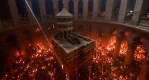 Ολοκληρώθηκε η τελετή Αφής του Αγίου Φωτός – Πότε θα έρθει στην Ελλάδα