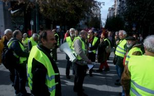 Επέστρεψαν τα Κίτρινα Γιλέκα στη Γαλλία – Συγκρούστηκαν με την αστυνομία στους δρόμους του Παρισιού (vid)