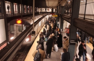 Νέα Υόρκη: Αγνωστος έσπρωξε 61χρονο στις ράγες του μετρό