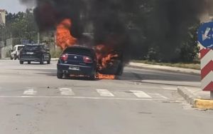 Θεσσαλονίκη: Αυτοκίνητο τυλίχτηκε στις φλόγες σε περιοχή της Καλαμαριάς (Βίντεο)