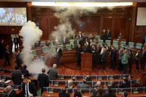 Κόσοβο: Βουλευτές έριξαν πάλι δακρυγόνο στην αίθουσα της Βουλής