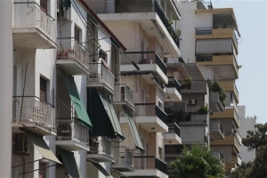 Βύρωνας: Ανδρας έπεσε από τον τέταρτο όροφο με μωρό στην αγκαλιά