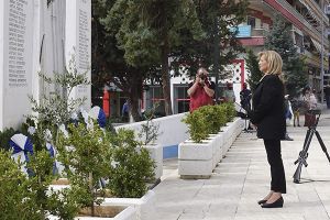 Κατάθεση στεφάνου από την Παρθένα Σαββίδου, τομεάρχη της Ελληνικής Λύσης