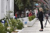 Κατάθεση στεφάνου από την Παρθένα Σαββίδου, τομεάρχη της Ελληνικής Λύσης