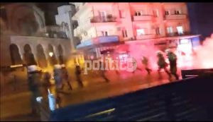 Θεσσαλονίκη: “Βροχή” από μολότοφ και χημικά στην πορεία για τον Γρηγορόπουλο (vid)
