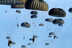 Τα βράδια στο Ανθόφυτο θα πέφτουν αλεξιπτωτιστές!