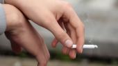 Βρετανία: Σχέδια κυβέρνησης για απαγόρευση καπνίσματος σε εξωτερικούς χώρους