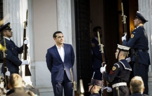Ο Αλέξης Τσίπρας μεταξύ θεσμών και ΣΥΡΙΖΑ