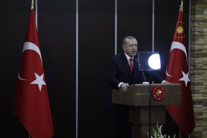 Ερντογάν: «Η τουρκική σημαία κυματίζει στο κέντρο της Αφρίν» - Χιλιάδες πρόσφυγες το εγκαταλείπουν