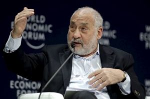 Στίγκλιτς: «Ο Ολάντ δεν μπόρεσε να ορθώσει ανάστημά στη Μέρκελ»