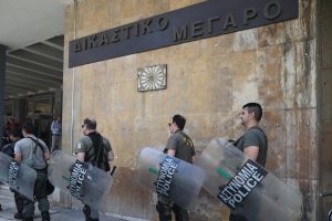 Έκτακτο – Δίκη Άλκη: Ένταση έξω από τα δικαστήρια με συγγενείς κατηγορούμενου και φίλων του Άρη (BINTEO)