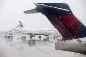 Μετά τις πλημμύρες στο νότο, οι ΗΠΑ παραλύουν από το χιόνι