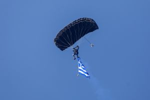 Εντυπωσιακή η παρέλαση στη Θεσσαλονίκη: Αλεξιπτωτιστές, F-16 και το «Μακεδονία Ξακουστή» (vids&amp;pics)