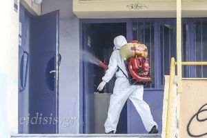 Κορονοϊός: «Δειλοί, μοιραίοι κι άβουλοι αντάμα, προσμένουμε ίσως κάποιο θάμα…»