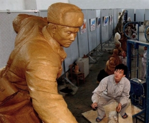 Την... προσωπολατρεία εξάγει η Βόρεια Κορέα