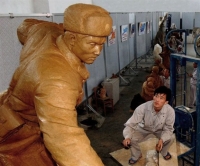 Την... προσωπολατρεία εξάγει η Βόρεια Κορέα