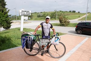 Ο Γιάννης Ουζουνίδης στα 78 του πήγε κι ήρθε στο φεγγάρι με το ποδήλατό του και συνεχίζει