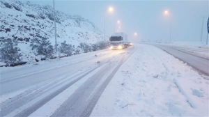 Στα λευκά η χώρα - Τσουχτερό κρύο, χιόνια και κλειστά σχολεία