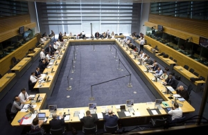 Εντάσεις, κοτόπουλα και στο στόχαστρο ο Βαρουφάκης
