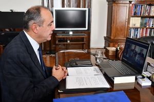 Καράογλου: "Ο κορωνοϊός είναι ανεπιθύμητος στο εορταστικό μας τραπέζι"