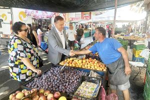 Ο Κώστας Σιωνίδης επισκέφθηκε την λαϊκή αγορά της Αξιούπολης