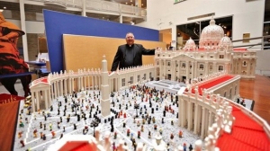 Ο πάπας δεν θα δει το Βατικανό από lego
