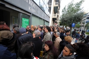 Και σήμερα ουρές έξω από το ΙΚΑ Καλλιθέας