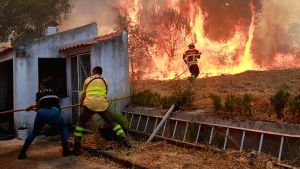 Σε επιφυλακή η Πορτογαλία λόγω τριών μεγάλων δασικών πυρκαγιών