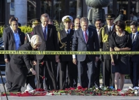 Ο Νταβούτογλου βλέπει «πιθανό ρόλο» ISIS αλλά και του PKK στο μακελειό