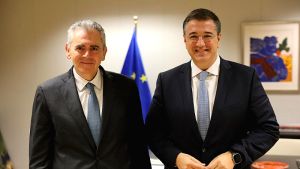 Συνάντηση Μ. Χαρακόπουλου με Απ. Τζιτζικώστα στις Βρυξέλλες: Η στρατηγική του Έλληνα Επιτρόπου για την ανάπτυξη της χώρας