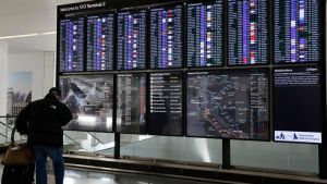 Η Όμικρον επηρέασε και ακύρωσε χιλιάδες πτήσεις σε όλο τον κόσμο