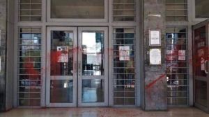 Θεσσαλονίκη: Μπογιές και τρικάκια στην είσοδο των Δικαστηρίων – Πέντε προσαγωγές