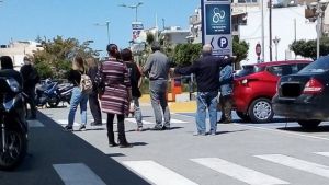Κρήτη: Χαμός στα σούπερ μάρκετ - Μεγάλες ουρές και αστυνομική παρέμβαση