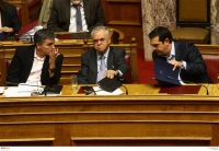 «Αερομαχίες» κυβέρνησης-θεσμών για το κοινωνικό μέρισμα