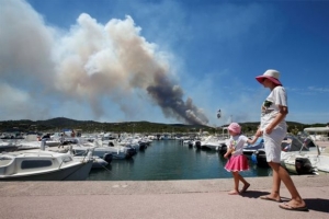 Πιο αισιόδοξοι οι πυροσβέστες στα πύρινα μέτωπα της Γαλλίας