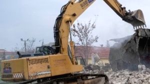 Κατεδαφίζονται επικίνδυνα κτίρια στην Άνω Πόλη της Θεσσαλονίκης