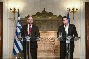 Ο Τσίπρας «ποντάρει» στον Σουλτς και επιτίθεται στον Σόιμπλε