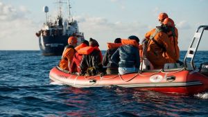Βίντεο – ντοκουμέντο: Τούρκοι λιμενικοί σπρώχνουν βίαια μετανάστες στο Αιγαίο