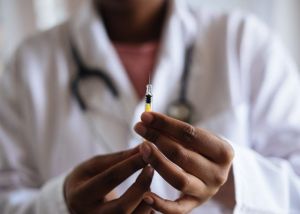 Γαλλία: Εγκρίθηκαν τα προσαρμοσμένα εμβόλια κατά του κορονοϊού