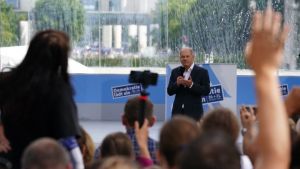 Ακτιβίστριες γύμνωσαν τα στήθη τους ενώ φωτογραφίζονταν με τον καγκελάριο Σολτς